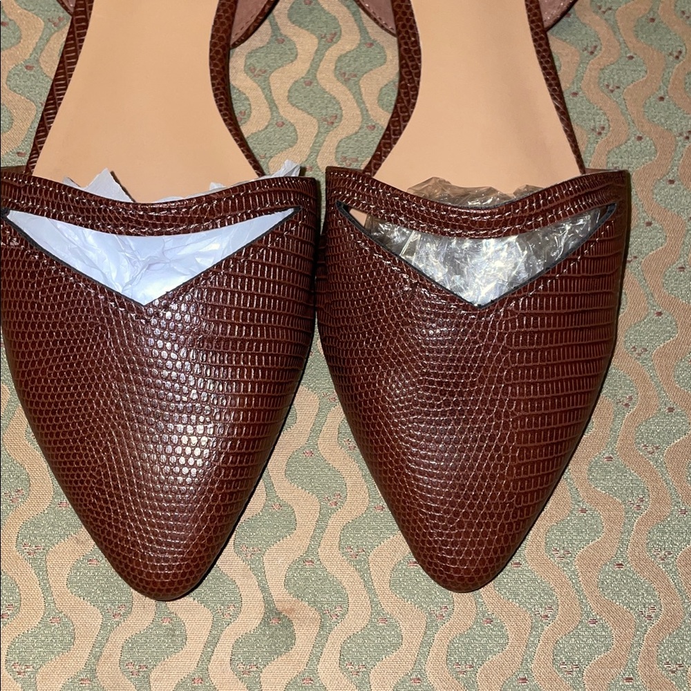 Elegant Vamp Brown Snakeskin Strap-V Flats 9.5W
